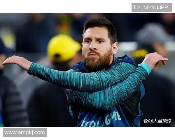 足球明星撩头发瞬间引发热议网友纷纷点赞评论热烈讨论魅力无限